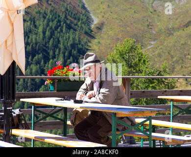 Mann tief in Gedanken Stockfoto