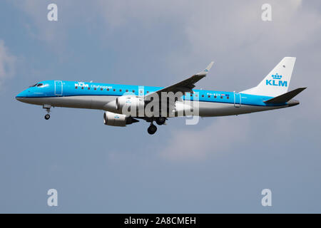 LONDON/GROSSBRITANNIEN - 14. JULI 2018: KLM Embraer 190 PH-EZV Passagierflugzeug landen am Flughafen London Heathrow Stockfoto