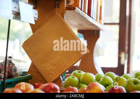 Säcke aus Papier hängt über Obst und In organischen Farm Shop angezeigt werden Stockfoto