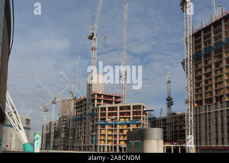 Umkreisen der Wembley Stadion sind neue Eigenschaften im Bau, das am 6. November 2019, in Wembley, London, England. Stockfoto