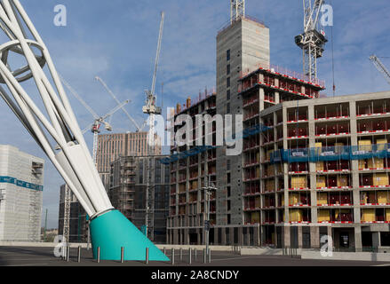 Umkreisen der Wembley Stadion sind neue Eigenschaften im Bau, das am 6. November 2019, in Wembley, London, England. Stockfoto