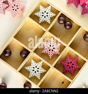 Bunte Weihnachten Wallpaper mit Flocken von Schnee Stockfoto
