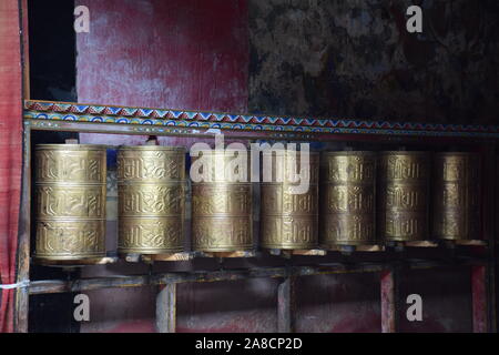 Gebetsmühlen in Sakya Kloster in der Nähe Xigaze in Tingri County, Tibet - China Stockfoto