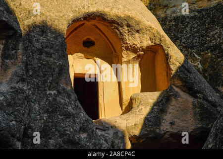 Eintrag Höhle Kirche in Göreme Open Air Museum, Kappadokien, Anatolien, Türkei. Stockfoto