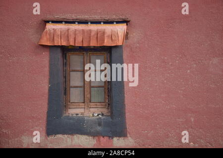 Fenster in Sakya Kloster in der Nähe Xigaze in Tingri County, Tibet - China Stockfoto