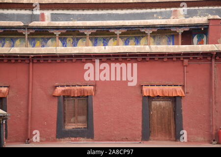 Windows inside Sakya Kloster in der Nähe Xigaze in Tingri County, Tibet - China Stockfoto