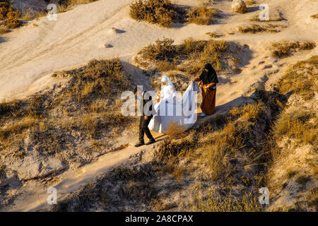 Junges Paar wandern in Devrent Valley, Kappadokien, Anatolien, Türkei. Stockfoto