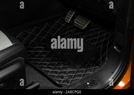 Reinigen schwarz Leder auto Fußmatten mit Diamond Nähte und ein Gaspedal  und Bremsen in der Werkstatt für die Detaillierung Fahrzeug nach chemische  Reinigung Stockfotografie - Alamy
