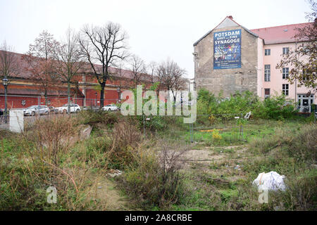 Potsdam, Deutschland. 06 Nov, 2019. An der Wand eines Hauses neben dem Film Museum, ein Plakat mit der Aufschrift 'Potsdam Gebäude ist eine Synagoge" wirbt Spenden für das Gebäude. Credit: Soeren Stache/dpa-Zentralbild/ZB/dpa/Alamy leben Nachrichten Stockfoto