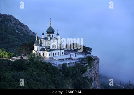 Überblick über Foros Kirche auf Red Cliff in der Dämmerung Stockfoto