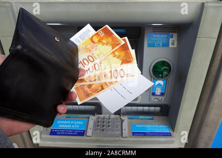 Israelischer neuer Schekel Banknoten von einem Geldautomaten Stockfoto