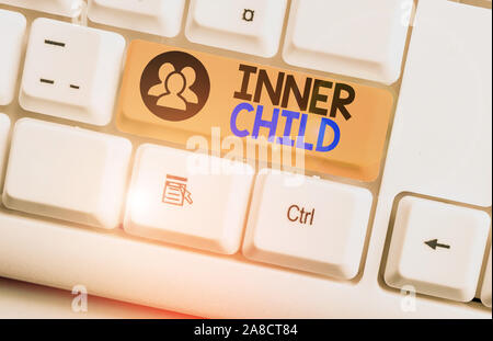 Text Zeichen zeigt das innere Kind. Business Foto Text das kindliche normalerweise verborgene Teil eines Demonstration s ist demonstratingality Weiß pc-Tastatur mit Stockfoto