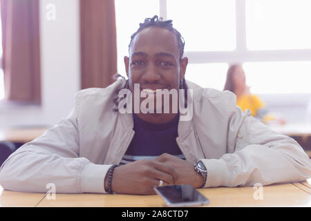 Männliche afrikanische amerikanische Studenten Arbeit am Computer Labor an der Universität, Campus Interieur. Lächelnd in die Kamera. Stockfoto