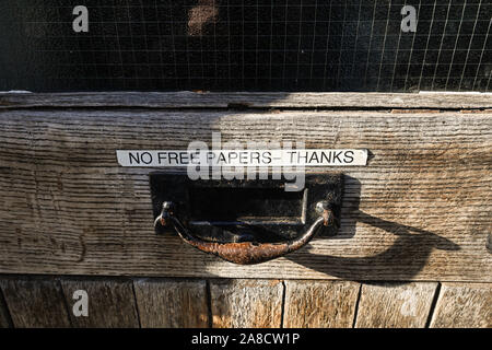 Keine kostenlosen Zeitungen - dank Zeichen abgebildet auf einem Briefkasten in Warwickshire, Großbritannien. November 3, 2019. Stockfoto