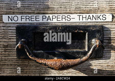 Keine kostenlosen Zeitungen - dank Zeichen abgebildet auf einem Briefkasten in Warwickshire, Großbritannien. November 3, 2019. Stockfoto