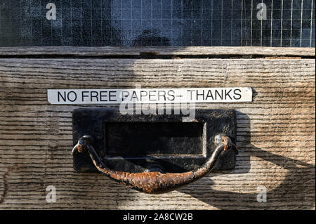 Keine kostenlosen Zeitungen - dank Zeichen abgebildet auf einem Briefkasten in Warwickshire, Großbritannien. November 3, 2019. Stockfoto