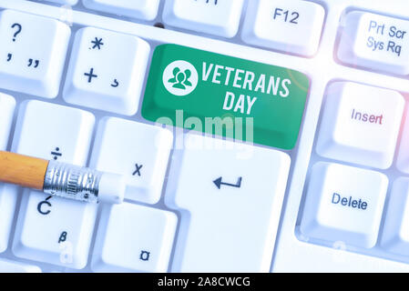 Handschrift Text schreiben Veterans Day. Konzeptionelle Foto ein Feiertag zu Ehren uns Veteranen und Opfer aller Kriege Weiß pc-Tastatur mit leer Keine Stockfoto