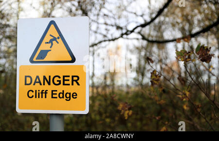 Ein Warnzeichen entlang Berry Hill Road, die auf dem Rücken bis an den Rand des Steinbruchs Mauer, die die Evakuierung der Einwohner von Bank, Mansfield gezwungen. PA-Foto. Bild Datum: Freitag November 8, 2019. Teilen von England hielt einen Monat im Wert von Regen in 24 Stunden, mit Kerben von Menschen gerettet oder gezwungen, ihre Häuser zu verlassen, andere über Nacht in einem Einkaufszentrum gestrandet, und Reiseplanung ins Chaos gestürzt. Siehe PA Geschichte Wetter Regen. Photo Credit: Simon Cooper/PA-Kabel Stockfoto