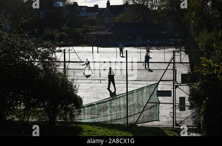 Brighton UK 8. November 2019 - Tennis Spieler bilden die die meisten von einem schönen sonnigen Herbst morgen in Queens Park Brighton wie andere Teile Großbritanniens Erfahrungen starker Regen und Überschwemmungen vor allem im Norden. Foto: Simon Dack/Alamy leben Nachrichten Stockfoto