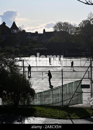 Brighton UK 8. November 2019 - Tennis Spieler bilden die die meisten von einem schönen sonnigen Herbst morgen in Queens Park Brighton wie andere Teile Großbritanniens Erfahrungen starker Regen und Überschwemmungen vor allem im Norden. Foto: Simon Dack/Alamy leben Nachrichten Stockfoto