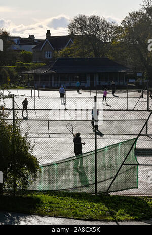 Brighton UK 8. November 2019 - Tennis Spieler bilden die die meisten von einem schönen sonnigen Herbst morgen in Queens Park Brighton wie andere Teile Großbritanniens Erfahrungen starker Regen und Überschwemmungen vor allem im Norden. Foto: Simon Dack/Alamy leben Nachrichten Stockfoto