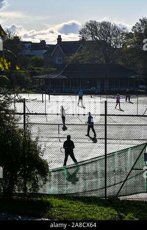 Brighton UK 8. November 2019 - Tennis Spieler bilden die die meisten von einem schönen sonnigen Herbst morgen in Queens Park Brighton wie andere Teile Großbritanniens Erfahrungen starker Regen und Überschwemmungen vor allem im Norden. Foto: Simon Dack/Alamy leben Nachrichten Stockfoto