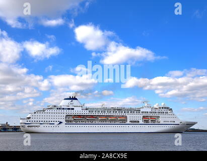 MV Columbus ist das Flaggschiff der CMV-Kreuzfahrten. Der Luxusliner ist aus London International Cruise Terminal ausgehend. Stockfoto