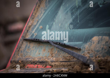 Nahaufnahme von einem schlammigen Wind ein Off-Road Auto nach einem Rennen. Stockfoto