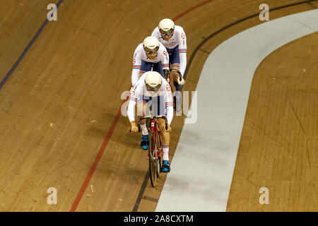 Glasgow, Schottland, Großbritannien. 7. Nov 2019. Ein Team von Großbritannien (Matthew Robertson, Jon-Allan Butterworth und Jon Gildea), die in Aktion während der gemischten Paralympischen C 1-5 Team sprint Qualifier, am Vorabend der 2019-2020 Tissot UCI Track Cycling World Cup, im Sir Chris Hoy Velodrome. Credit: Iain McGuinness/Alamy leben Nachrichten Stockfoto