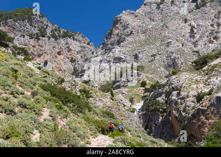 Zaros, Heraklion, Kreta, Griechenland. Wanderer auf Fußweg durch die Rouvas-schlucht. Stockfoto