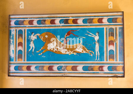 Heraklion, Kreta, Griechenland. Reproduktion Stier - springen Fresko an der minoischen Palast von Knossos. Stockfoto