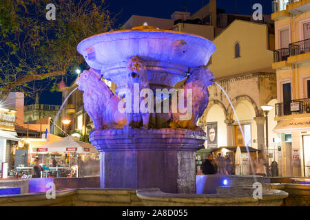 Heraklion, Kreta, Griechenland. Der Morosini-brunnen beleuchtet bei Nacht, Platia Venizelou. Stockfoto