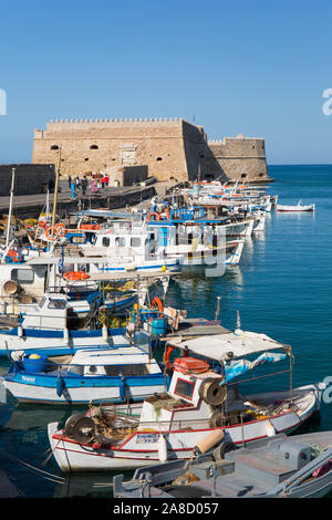 Heraklion, Kreta, Griechenland. Blick über den venezianischen Hafen, Boote vor der Festung Koules vertäut. Stockfoto
