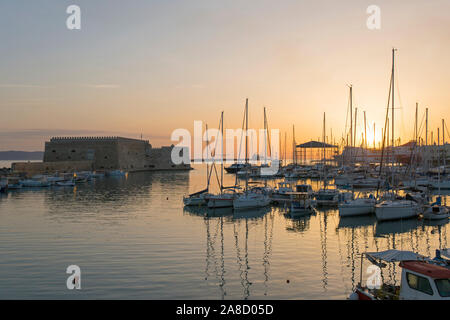 Heraklion, Kreta, Griechenland. Blick über den venezianischen Hafen und die Festung Koules, Sunrise. Stockfoto