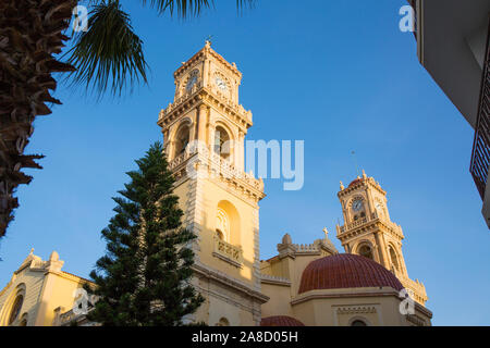 Heraklion, Kreta, Griechenland. Glockentürme der Griechisch-orthodoxen Kathedrale Agios Minas. Stockfoto
