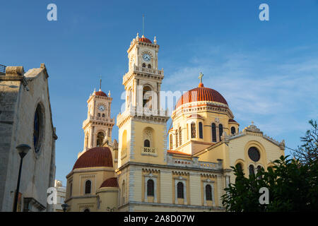 Heraklion, Kreta, Griechenland. Die Griechisch-orthodoxe Kathedrale Agios Minas, Platia Agias Ekaterinis. Stockfoto