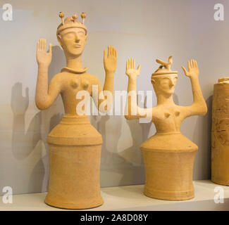 Heraklion, Kreta, Griechenland. Poppy Göttin Figürchen auf Anzeige im Archäologischen Museum von Heraklion. Stockfoto