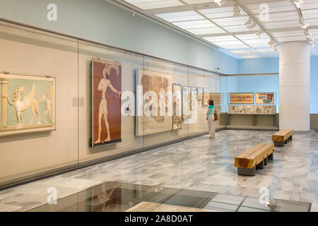 Heraklion, Kreta, Griechenland. Besucher mit minoischen Fresken im Archäologischen Museum von Heraklion. Stockfoto