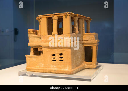 Heraklion, Kreta, Griechenland. Modell aus Ton eines minoischen Haus auf Anzeige im Archäologischen Museum von Heraklion. Stockfoto