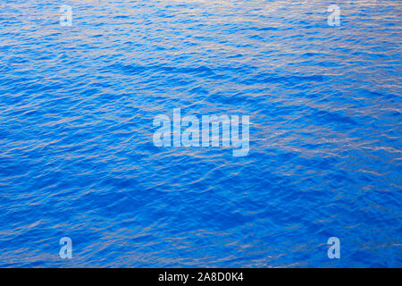 Loutro, Chania, Kreta, Griechenland. Das klare blaue Wasser des Libyschen Meeres. Stockfoto