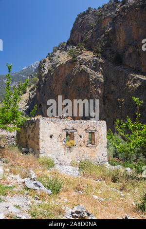 Agia Roumeli, Samaria Nationalpark, Chania, Kreta, Griechenland. Zerstörtes Haus in Old Agia Roumeli, Samaria Gorge. Stockfoto