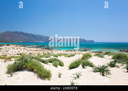 Elafonisi, Chania, Kreta, Griechenland. Blick über die Bucht von Vroulia von den Sanddünen hinter dem Strand. Stockfoto