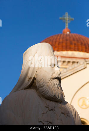 Heraklion, Kreta, Griechenland. Statue eines ehemaligen Erzbischofs von Kreta vor der griechisch-orthodoxen Kathedrale von Agios Minas, Platia Agias Ekaterinis. Stockfoto