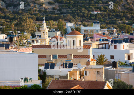 Palaiochora, Chania, Kreta, Griechenland. Blick über die Dächer von den Ruinen der venezianischen Burg. Stockfoto