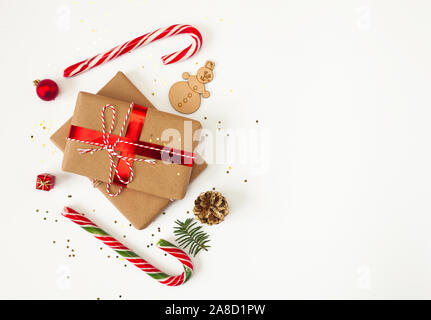 Urlaub Geschenkboxen, Bonbons, Bänder, roten Bogen, Weihnachtsschmuck und Pine Cone auf weißem Hintergrund. Satz von Objekten für Card Design. Stockfoto