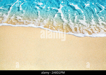 Blue sea wave, Golden Sand Beach, türkisfarbenen Meer Wasser Nahaufnahme, Sommerferien Grenze Rahmen, Ferienhäuser Kulisse - Banner Design, kopieren Raum Stockfoto