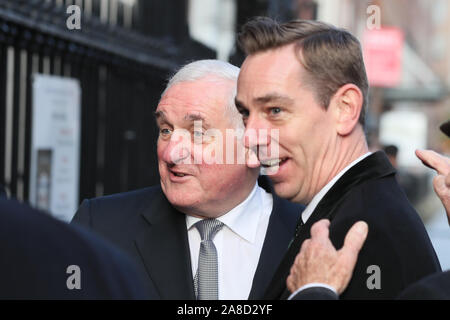 Frühere Taoiseach Bertie Ahern (links) und der RTE Ryan Tubridy, Moderator der Late Late Show kommen für die Beerdigung des gefeierten Sender Gay Byrne auf St. Mary's Pro-Cathedral in Dublin. Stockfoto