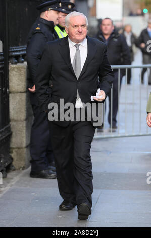 Frühere Taoiseach Bertie Ahern kommt für die Beerdigung des gefeierten Sender Gay Byrne auf St. Mary's Pro-Cathedral in Dublin. Stockfoto