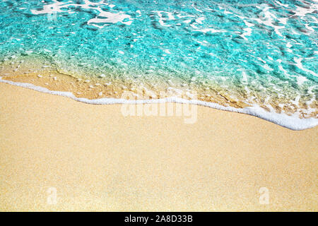 Blue sea wave, Golden Sand Beach, türkisfarbenen Meer Wasser Nahaufnahme, Sommerferien Grenze Rahmen, Ferienhäuser Kulisse - Banner Design, kopieren Raum Stockfoto