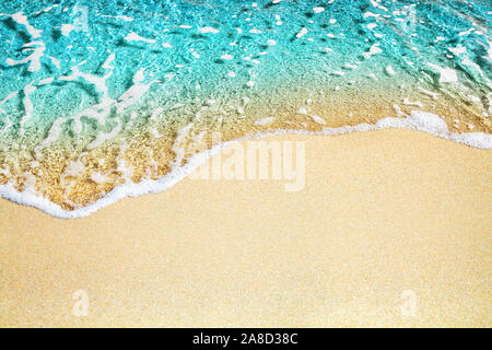 Blue sea wave, Golden Sand Beach, türkisfarbenen Meer Wasser Nahaufnahme, Sommerferien Grenze Rahmen, Ferienhäuser Kulisse - Banner Design, kopieren Raum